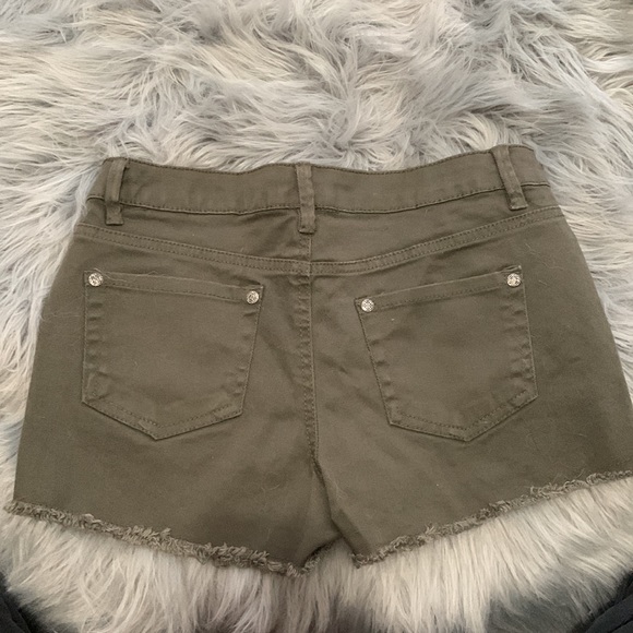 Shorts - Picture 2 of 3